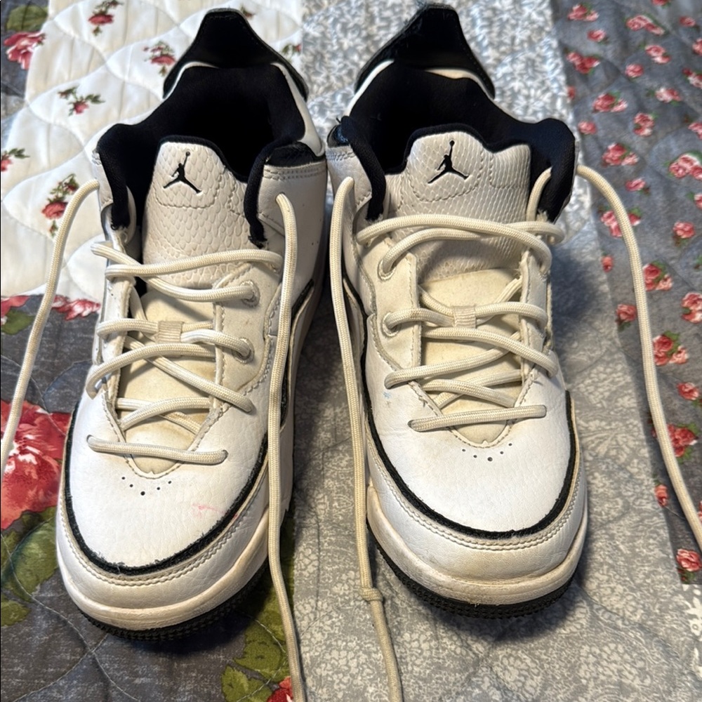 Nike White and Black Sneakers Classic Design - Picture 2 of 8